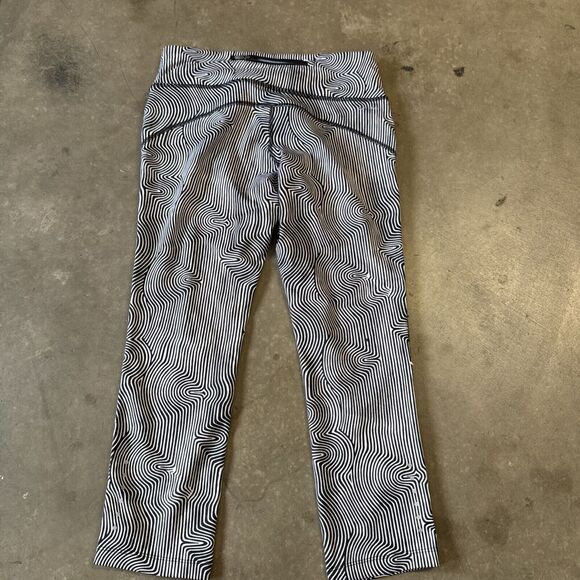 Nike Dri Fit Cropped Legging Striped Geometric S Black White Workout Gym Running - Picture 14 of 15